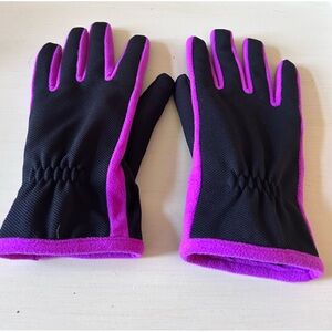 ISOTONER ladies gloves.